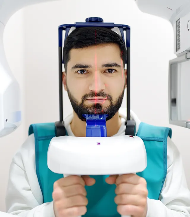 Mann bei digitaler Röntgenaufnahme des Kiefers